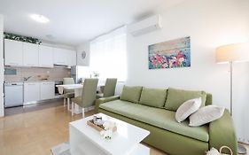 Cozy Niko Apartment - Private Parking And Balcony